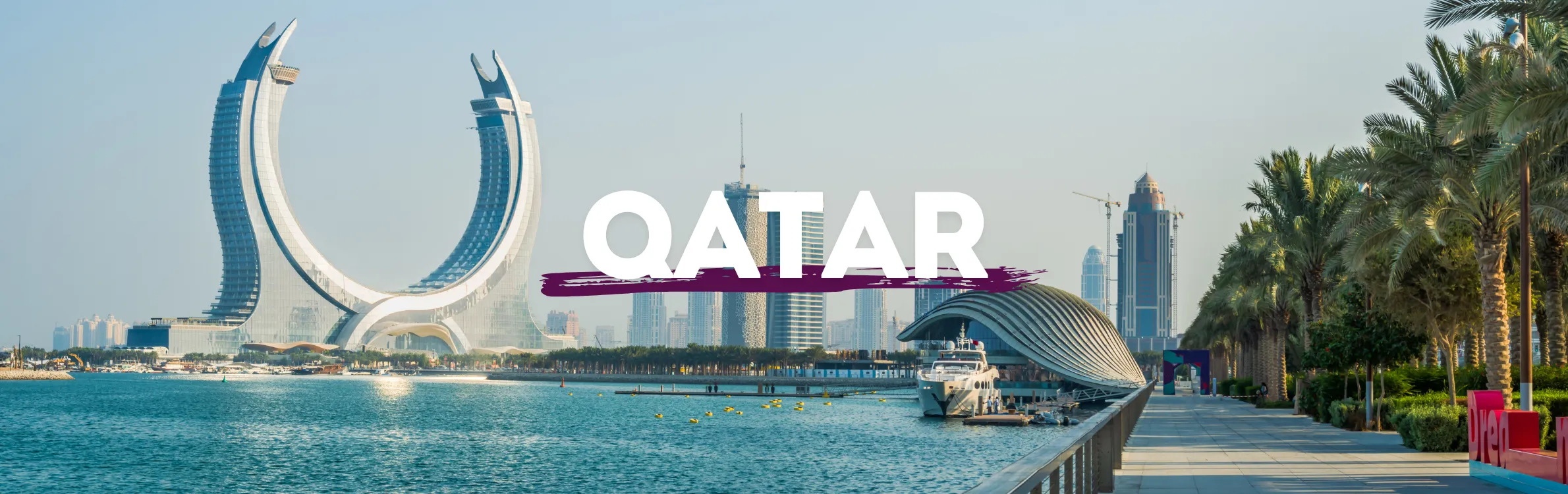 Promenade in Qatar mit Palmen und Skyline im Hintergrund