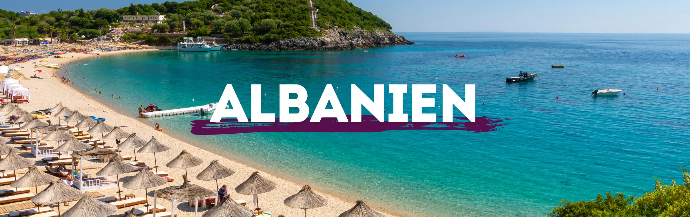 Strand in Albanien mit kleinen Booten