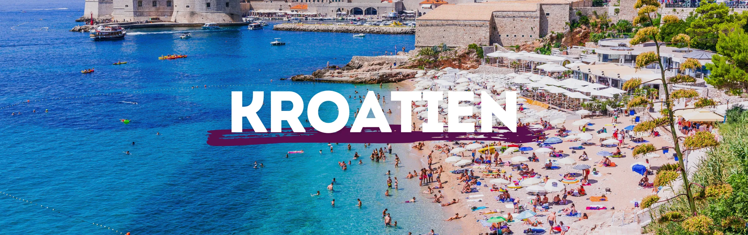 Strand in Kroatien mit vielen Menschen