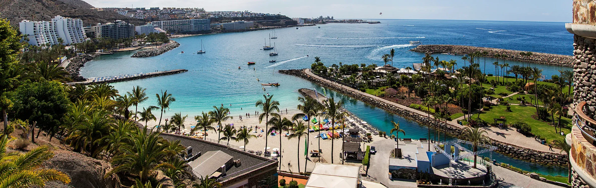Bucht mit Strand, Palmen und Hotels