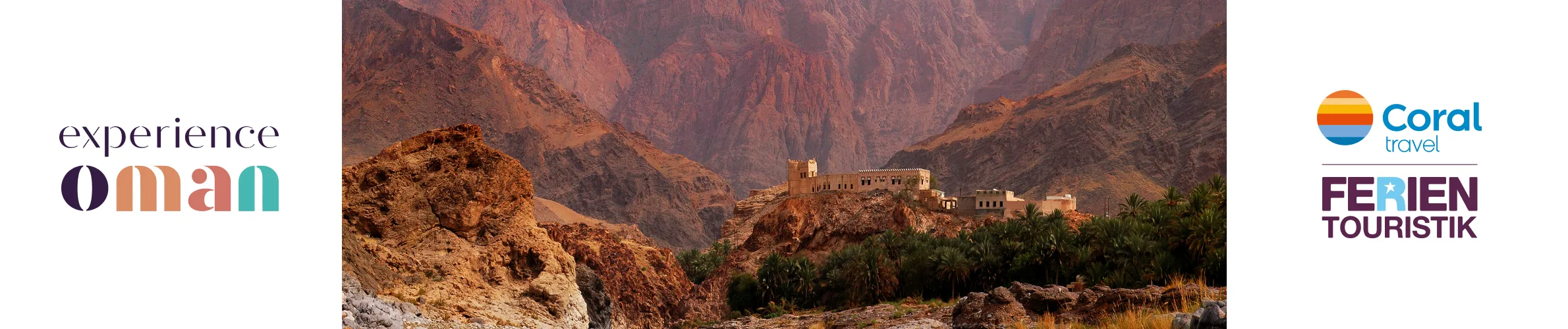 Eine Küste im Oman mit Gebirge und Parkfläche am Meer